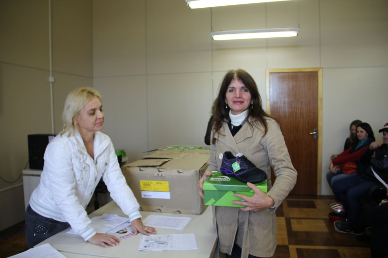 SAÚDE ENTREGA TÊNIS AOS AGENTES DE SAÚDE E ENDEMIAS